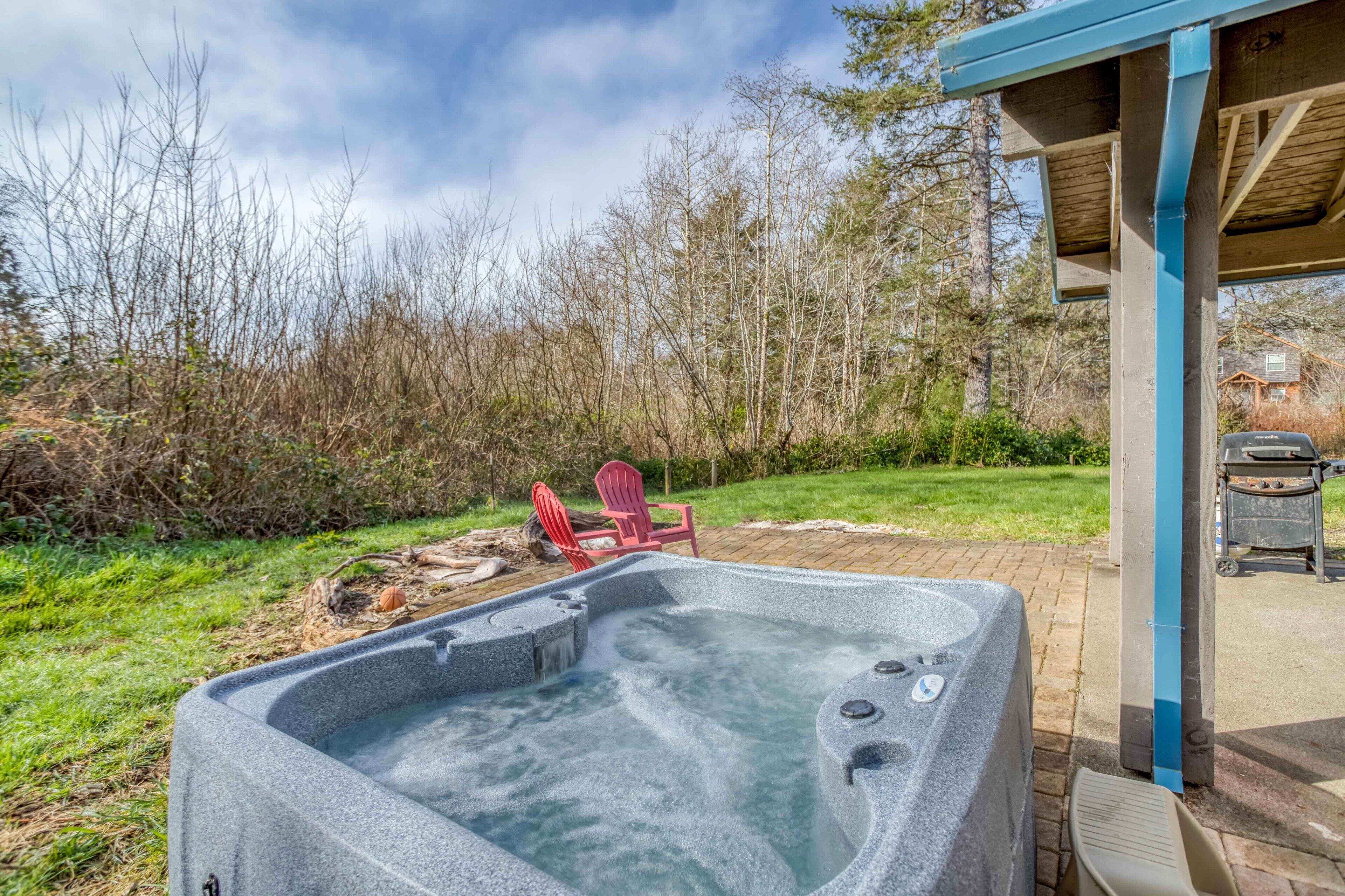 Modern Rockaway Beach Home with Hot Tub, Large Yard, Kid Friendly, Near Nedonna