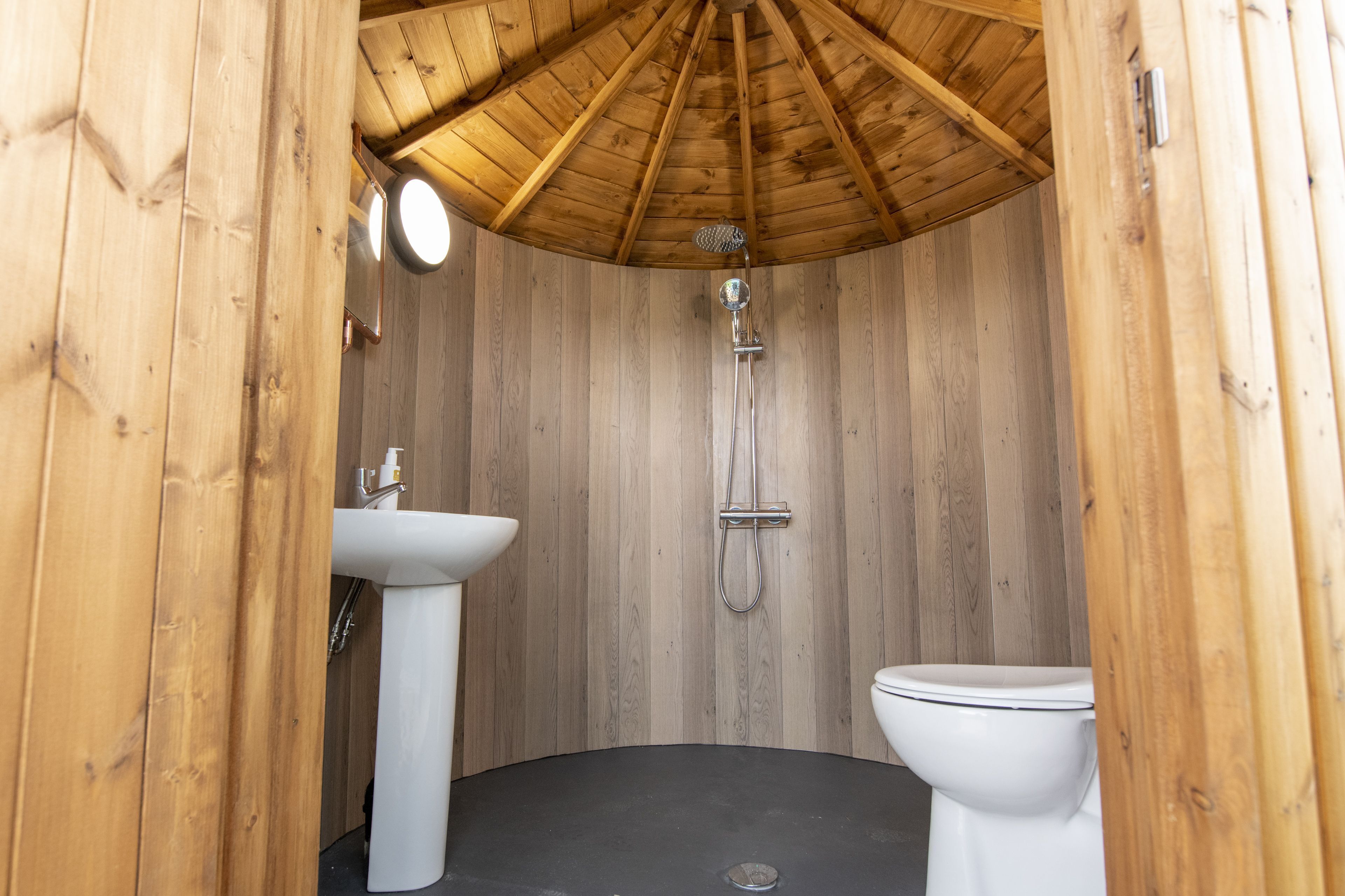 Douche, douche à « effet pluie », serviettes fournies