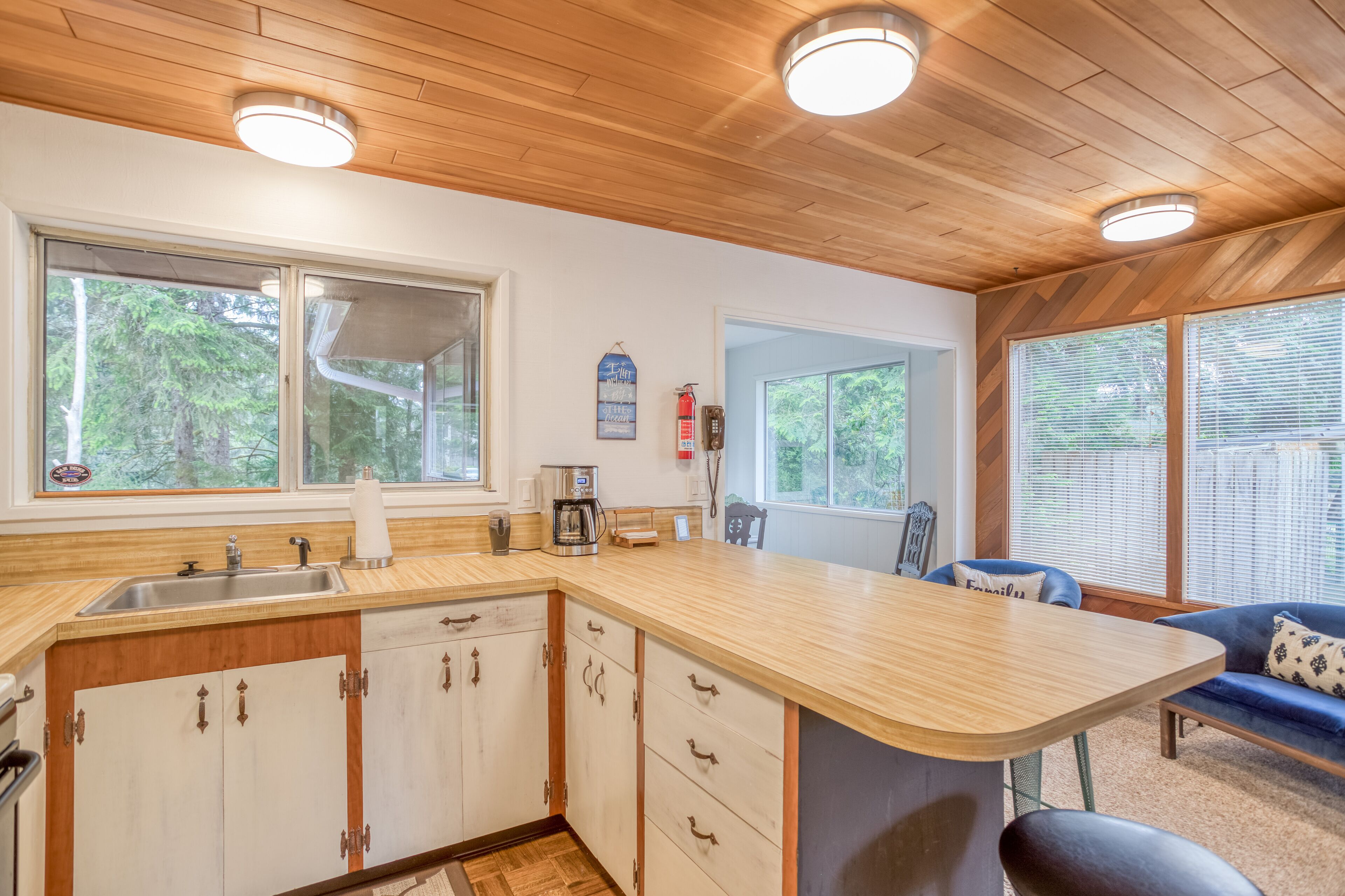 Family-friendly Home on Manzanita Golf Course has Forest Views, Walk to Town!