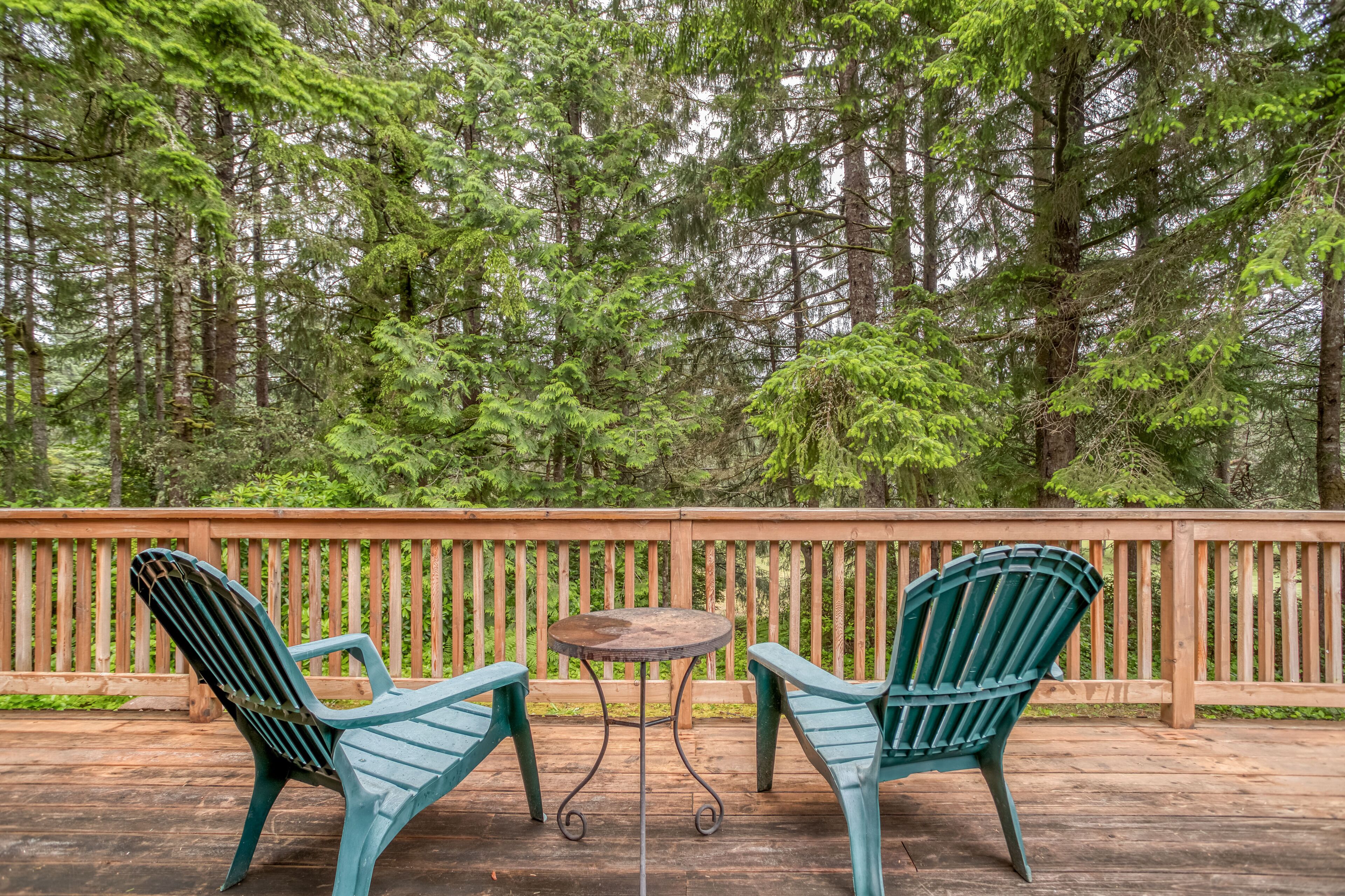 Family-friendly Home on Manzanita Golf Course has Forest Views, Walk to Town!
