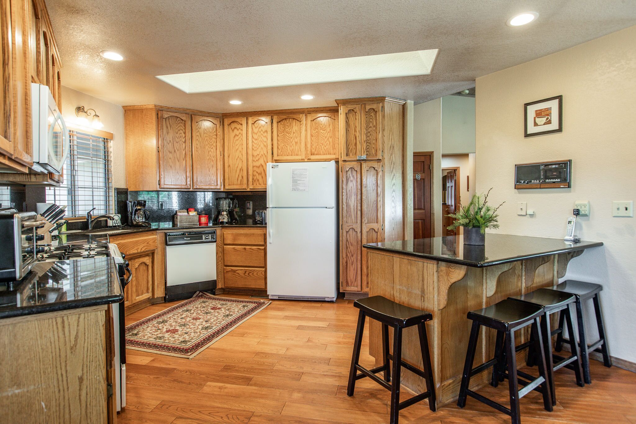 Updated home with spa, pool and ping-pong tables, king suite, bunk room + more!