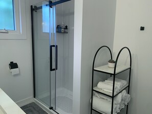 Dusche, Haartrockner, Handtücher, Seife