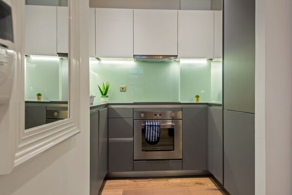 冰箱、微波炉、烤箱、炉灶