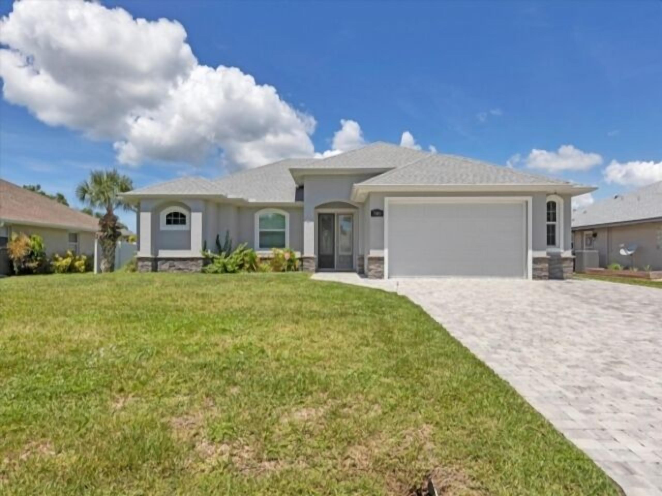 Elegance in Englewood - Beautiful Pool home with views of Lake Van