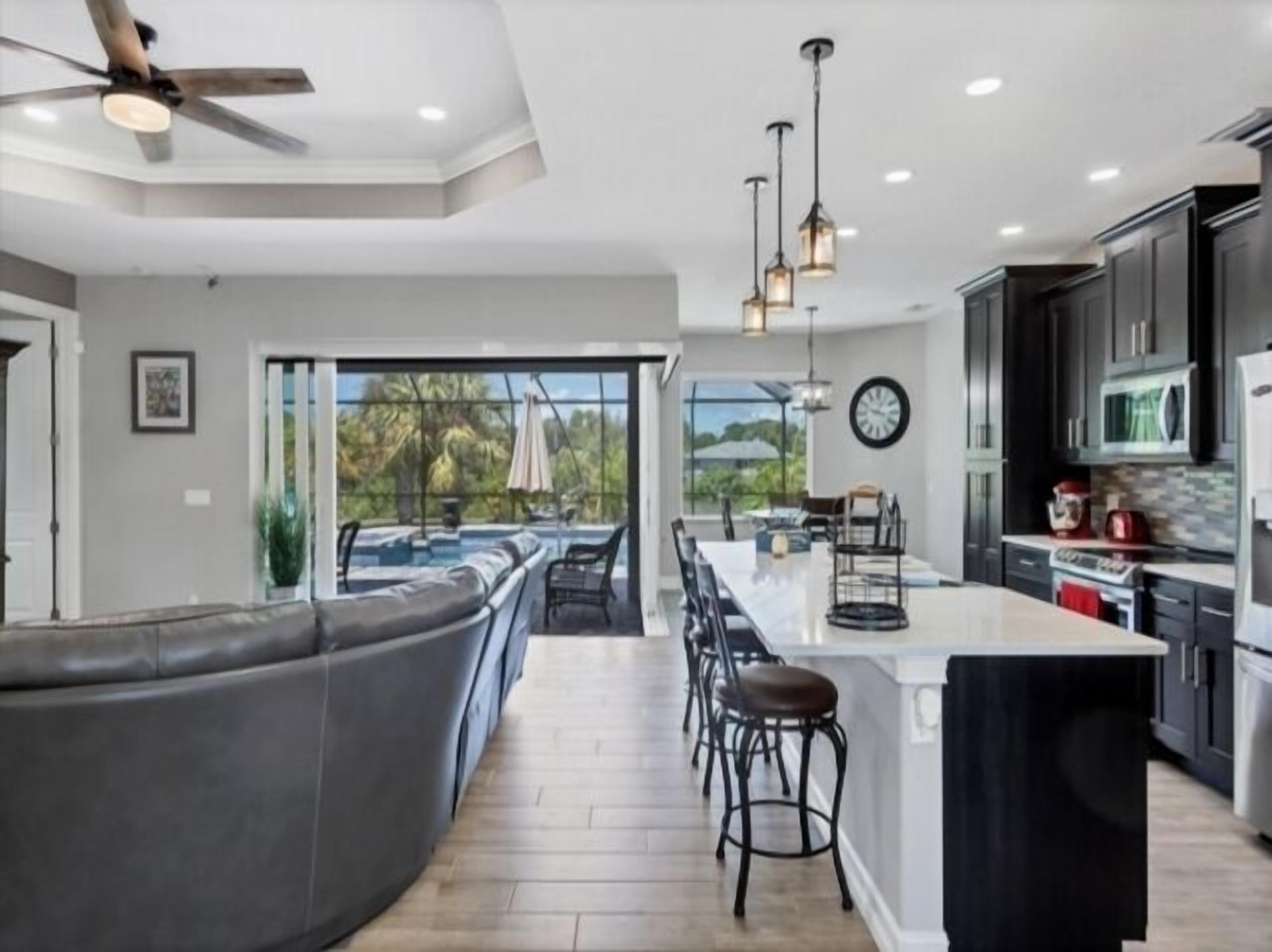 Kühlschrank, Mikrowelle, Herdplatte, Geschirrspüler