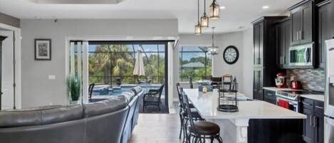 Kühlschrank, Mikrowelle, Herdplatte, Geschirrspüler