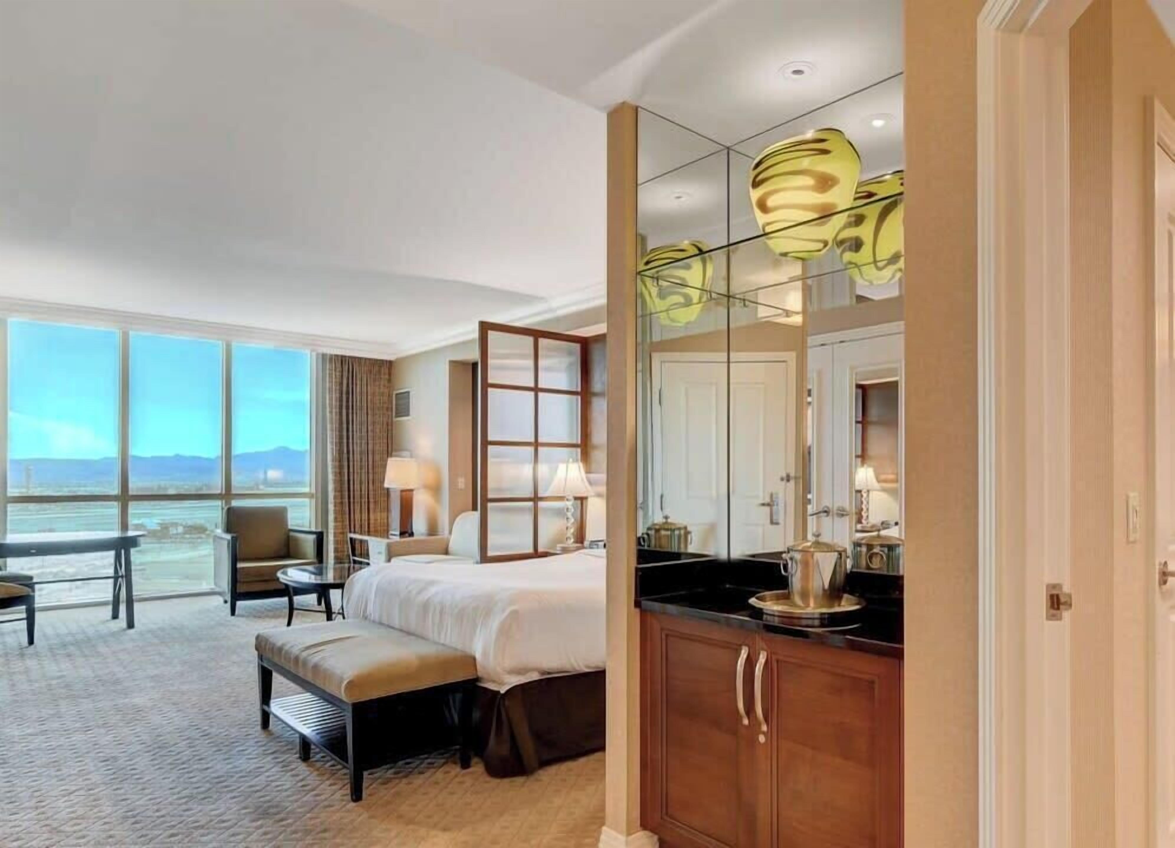 Coffres-forts dans les chambres, bureau, fer et planche à repasser