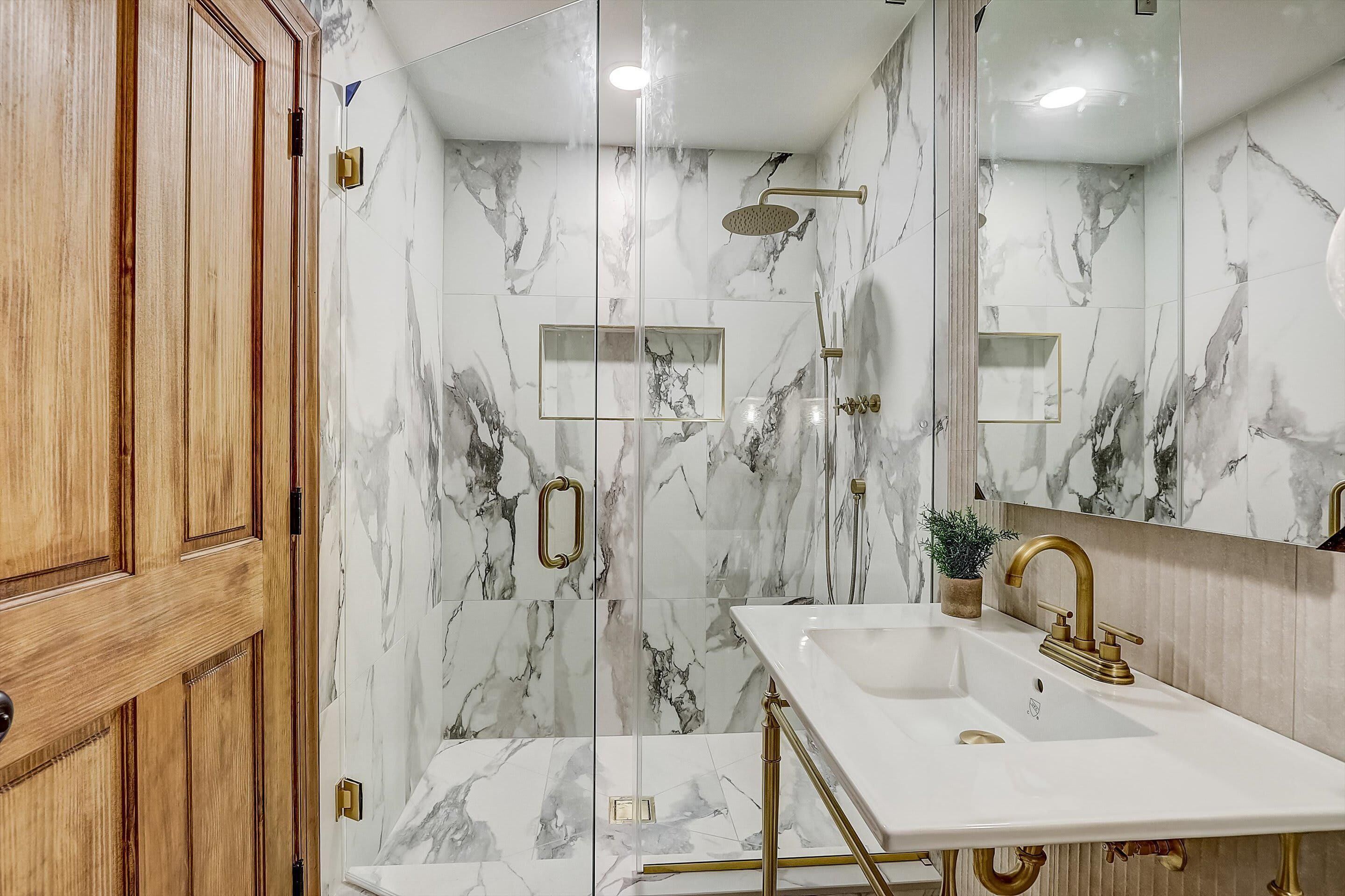 Frontdesk | 1 BR Apt directly on South Street