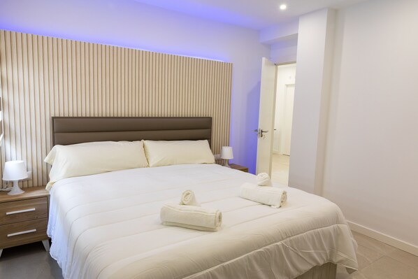 3 bedrooms, iron/ironing board, WiFi, bed sheets - Modern 3-bed apartment in the heart of Torremolinos (Torremolinos)