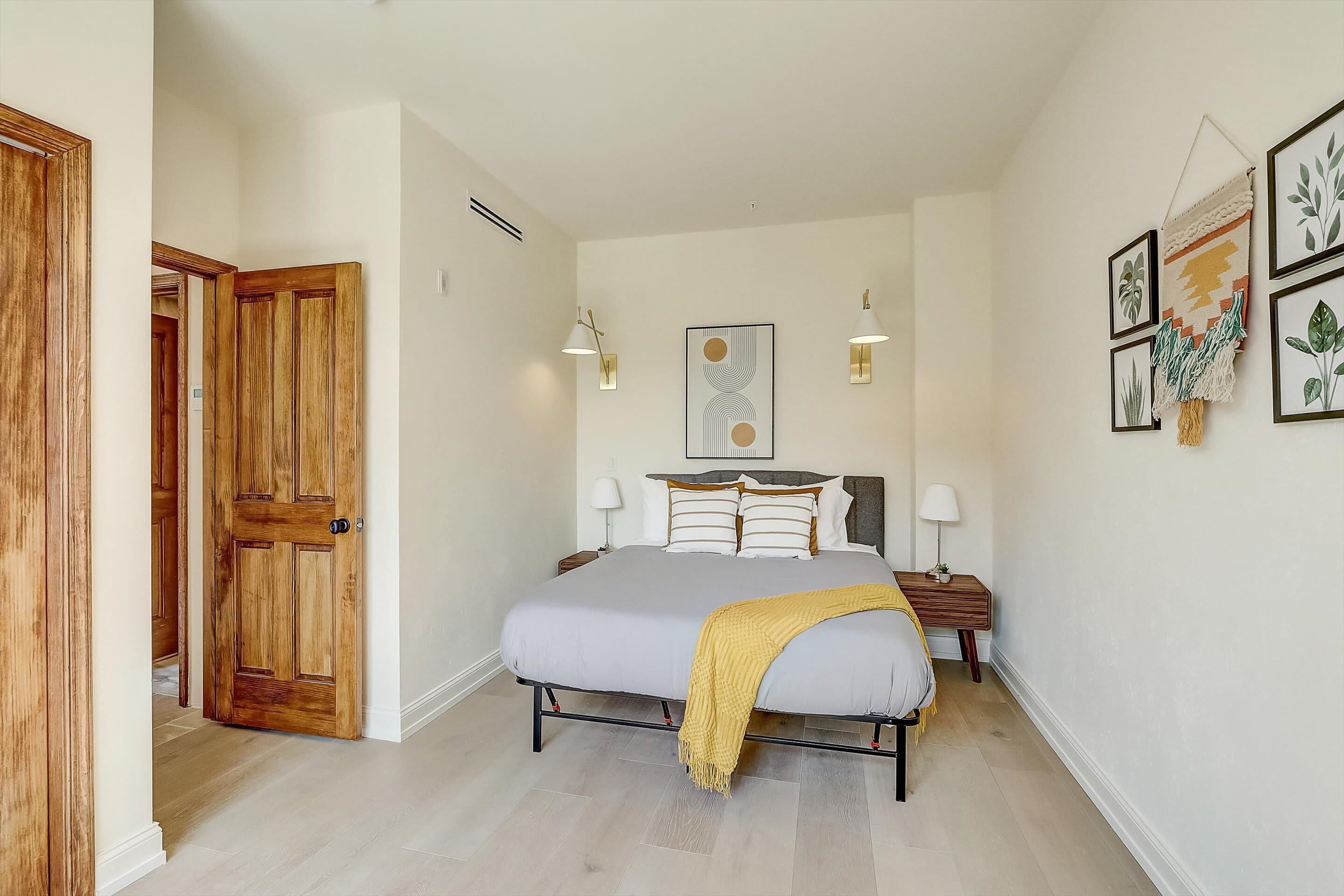 Frontdesk | South St 1 BR Apt near Museum of Art