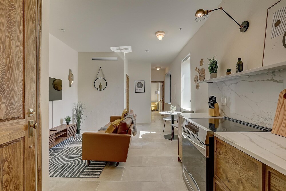Frontdesk | 1 BR Apt on South St near Liberty Bell