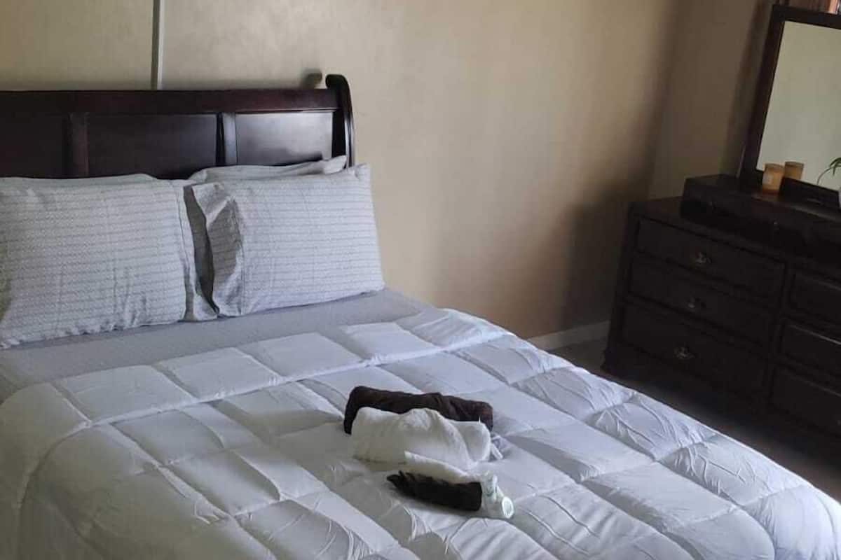 2 bedrooms, Tempur-Pedic beds, laptop workspace, iron/ironing board