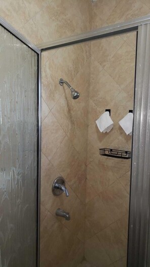 Comfort-Apartment | Badezimmer | Kostenlose Toilettenartikel, Handtücher, Seife, Shampoo