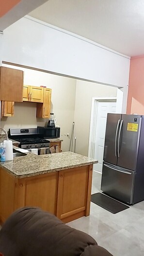 Departamento Confort | Cocina privada | Refrigerador, microondas, horno y parrilla de estufa 