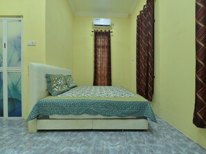 Free WiFi, bed sheets - OYO Home 90607 Casaria Besut (Kuala Besut)