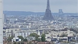 Une vue sur la ville, avec la Tour Eiffel en arrière-plan.