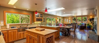 Redwood Beach Retreat - Hot Tub, Walk to Beach, 3 King beds!