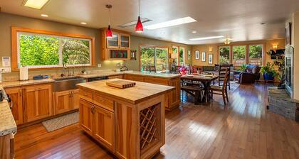 Redwood Beach Retreat - Hot Tub, Walk to Beach, 3 King beds!