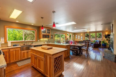 Redwood Beach Retreat - Hot Tub, Walk to Beach, 3 King beds!