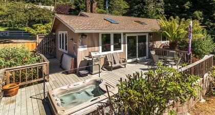 Redwood Beach Retreat - Hot Tub, Walk to Beach, 3 King beds!