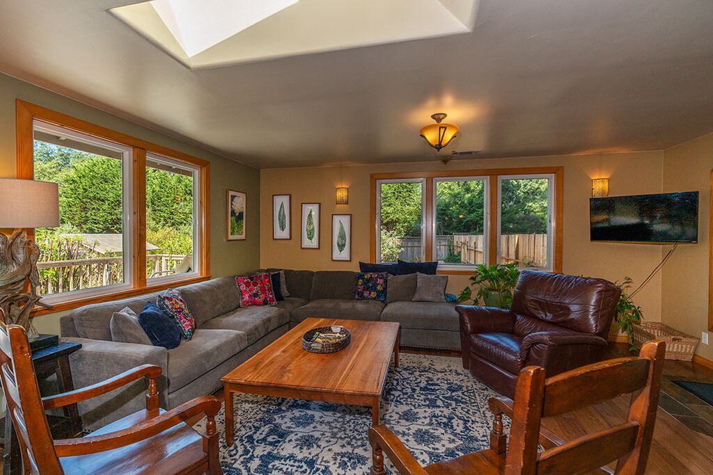 3rd night 50% use code: 3rdnightoff - w/Hot Tub, Walk to Beach,  Dog friendly