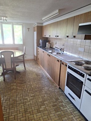 Réfrigérateur, four à micro-ondes, un four, surface de cuisson