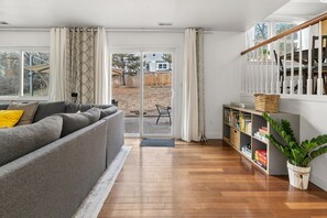 TV connectée, cheminée, livres, écrans d'ordinateur