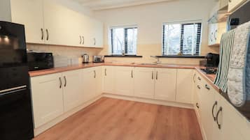 Cottage | Private kitchen | Fridge, dishwasher, electric kettle, toaster