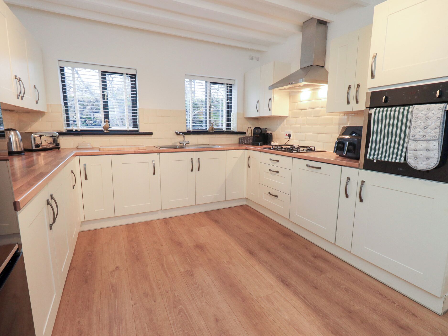 Cottage | Private kitchen | Fridge, dishwasher, electric kettle, toaster