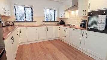 Cottage | Private kitchen | Fridge, dishwasher, electric kettle, toaster