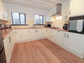Cottage | Private kitchen | Fridge, dishwasher, electric kettle, toaster - Glen Lea (Settle)
