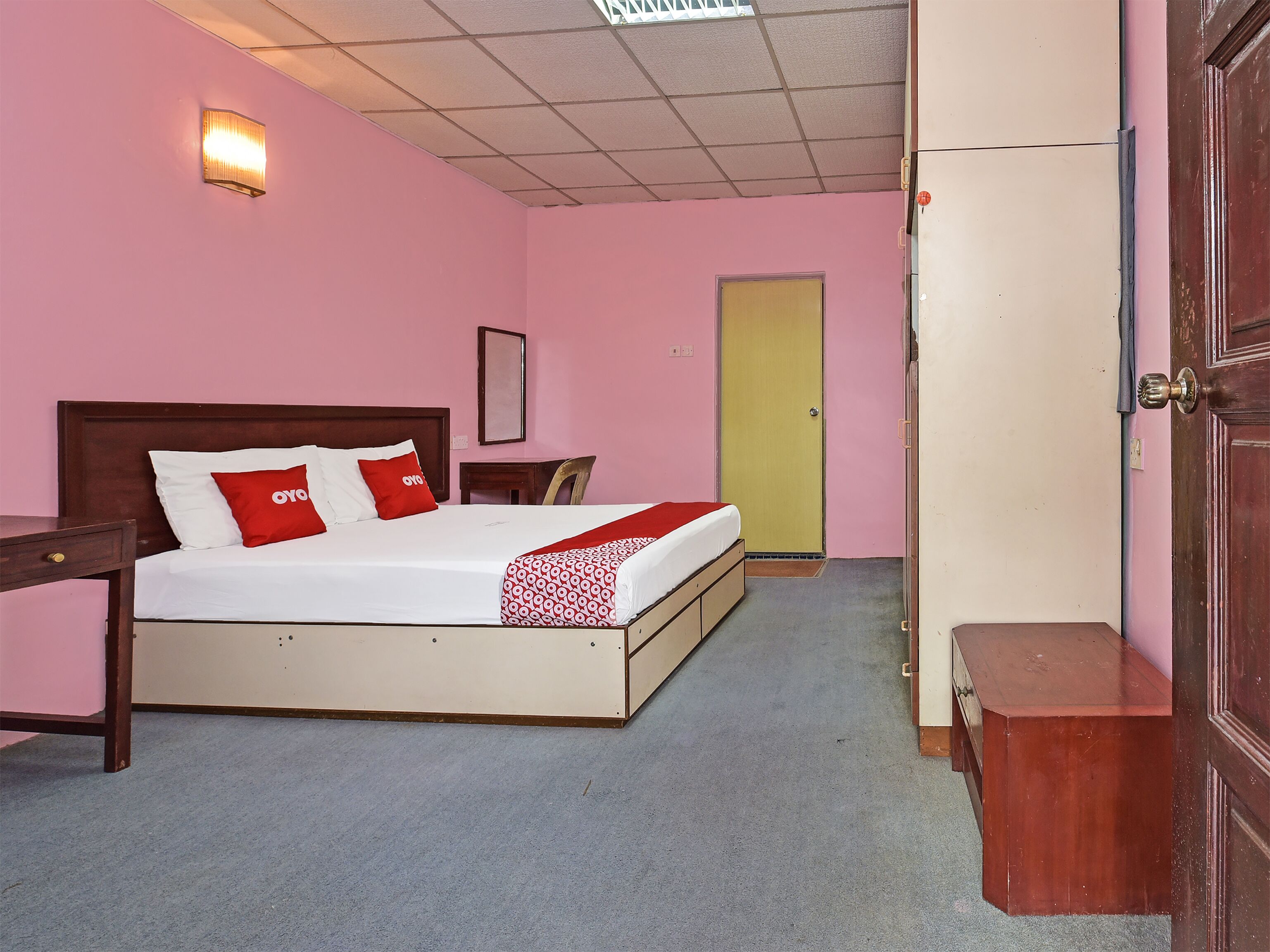 Un dormitorio con cama, mesita de noche y armario.