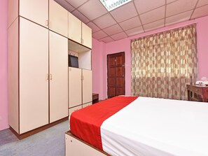 Deluxe Double Room | Meja, cadar katil 