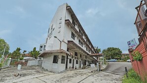 A multi-story building with a tiled facade and a balcony on the second floor. - Hotel O Villa De Rose (Johor Bahru)
