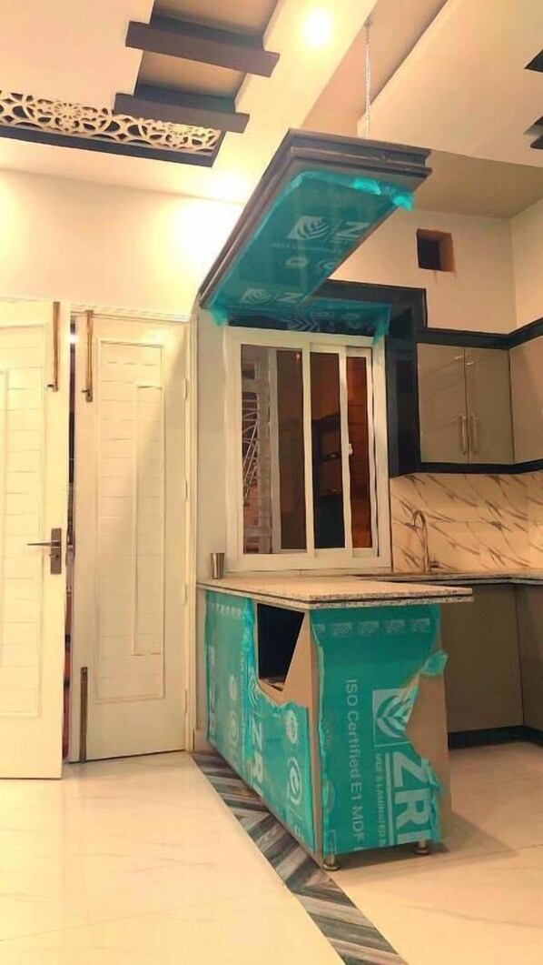Deluxe Double Room | Private kitchen - Hotel Oasis Inn l Guest House (Karachi)