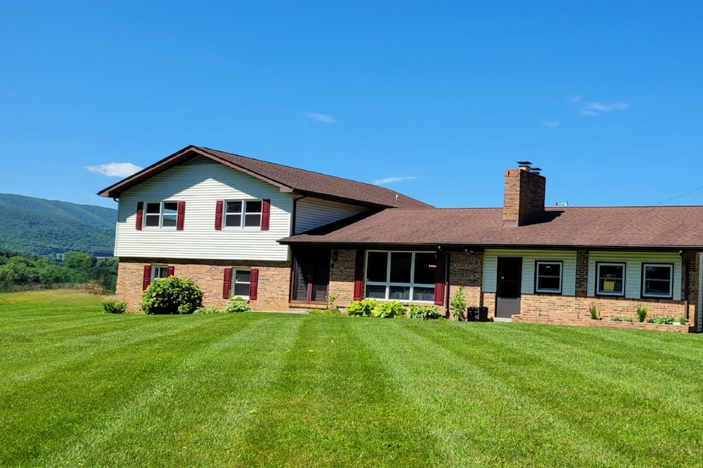 SWEET RETREAT! Pool-side mountain view and spa.