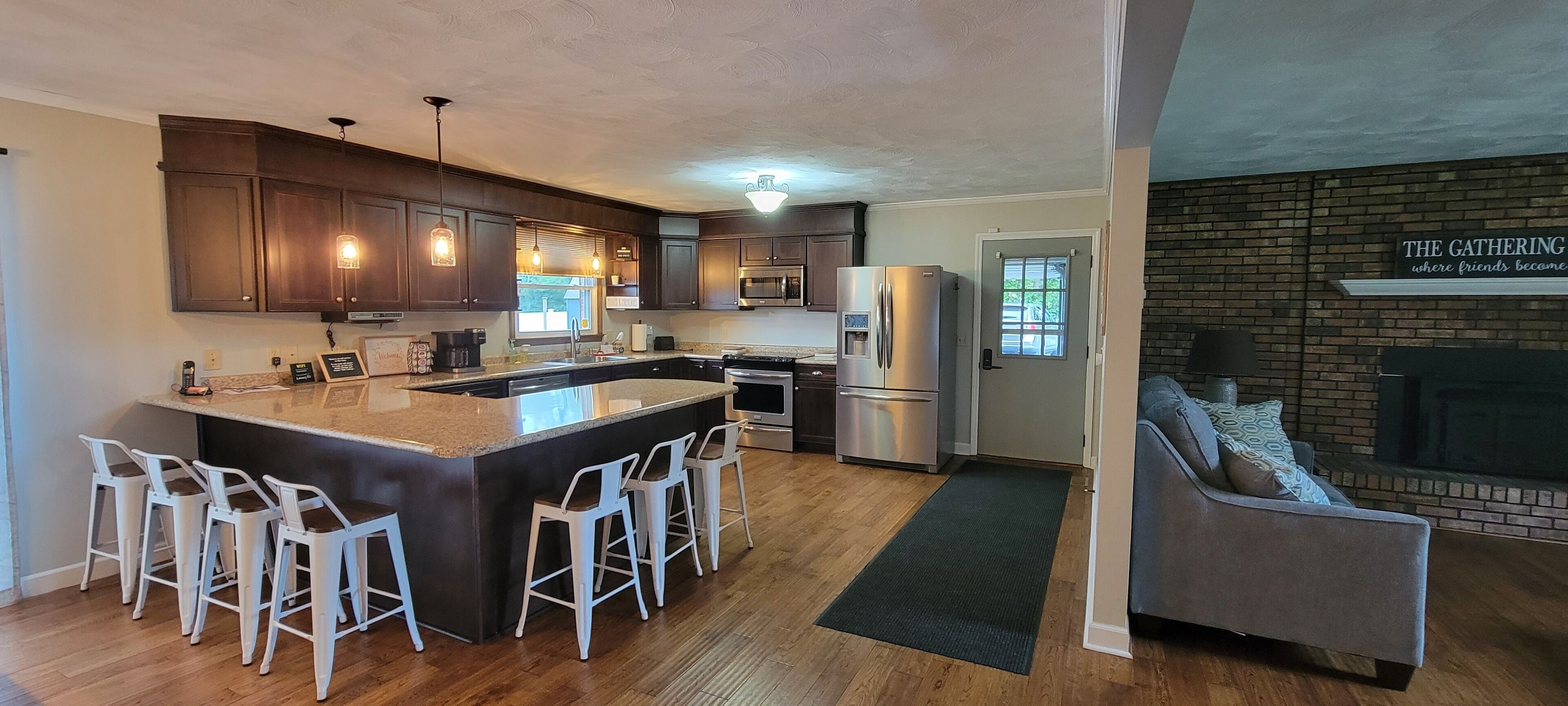 SWEET RETREAT!  Pool-side mountain view and spa.