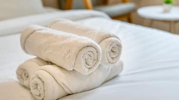 Deluxe Studio Suite | Bathroom | Shower, rainfall showerhead, free toiletries, hair dryer