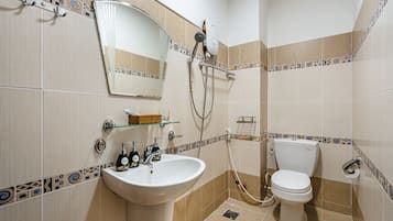 Deluxe Studio Suite | Bathroom
