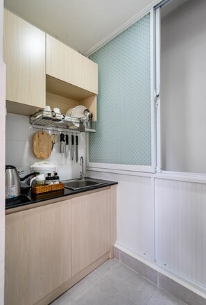 Refrigerador, microondas, parrilla de estufa y arrocera 