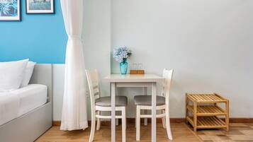 Deluxe Studio | In-room dining