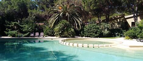 Una piscina al aire libre