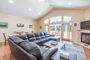 Smart TV, fireplace - Prime Location | Amazing Views | Across from Ouray Hot Springs (Ouray)