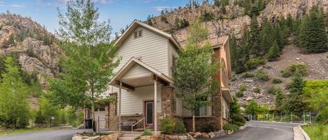 المنشأة من الخارج