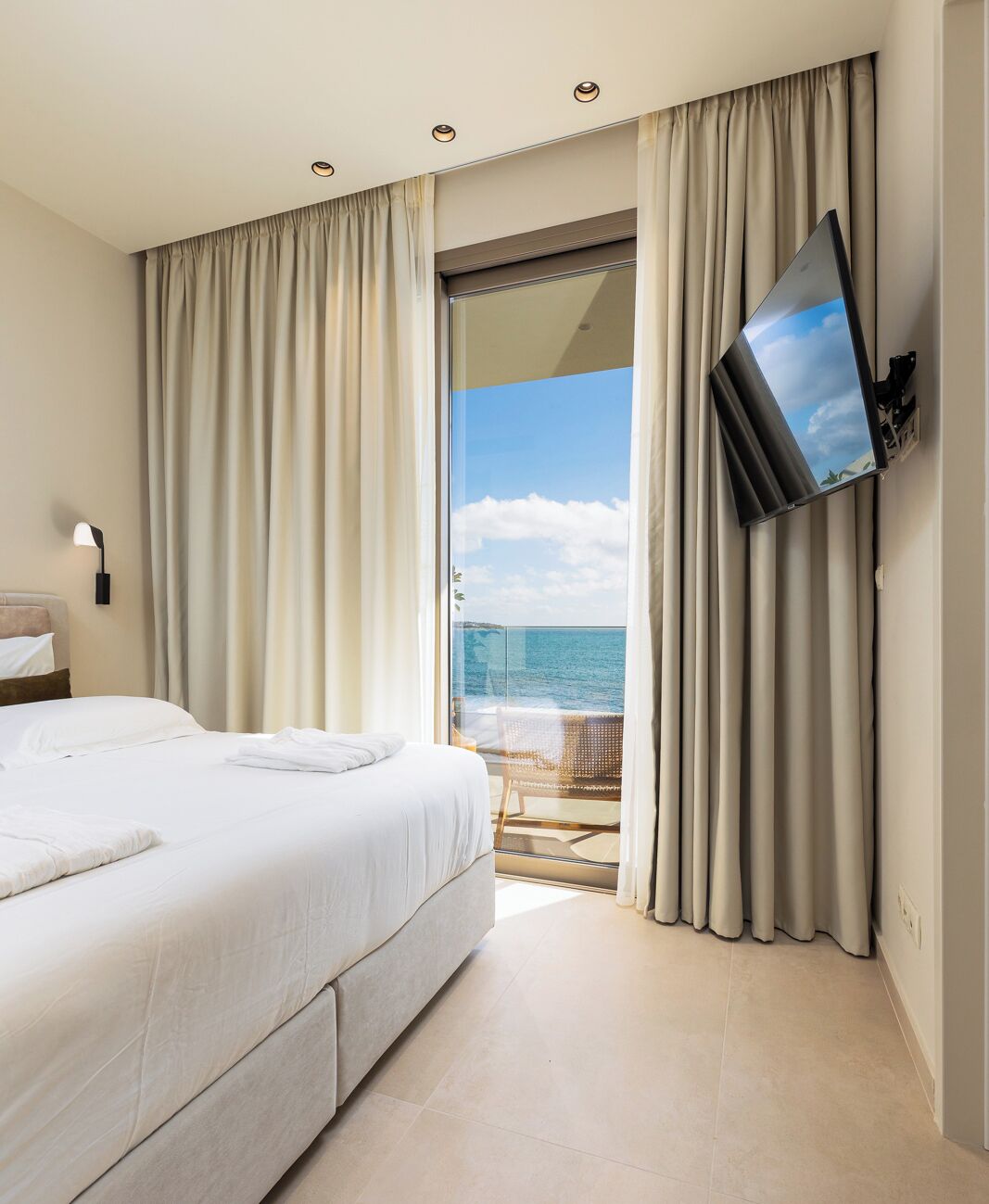 2 室のベッドルーム、セーフティボックス (室内)、デスク、アイロン / アイロン台