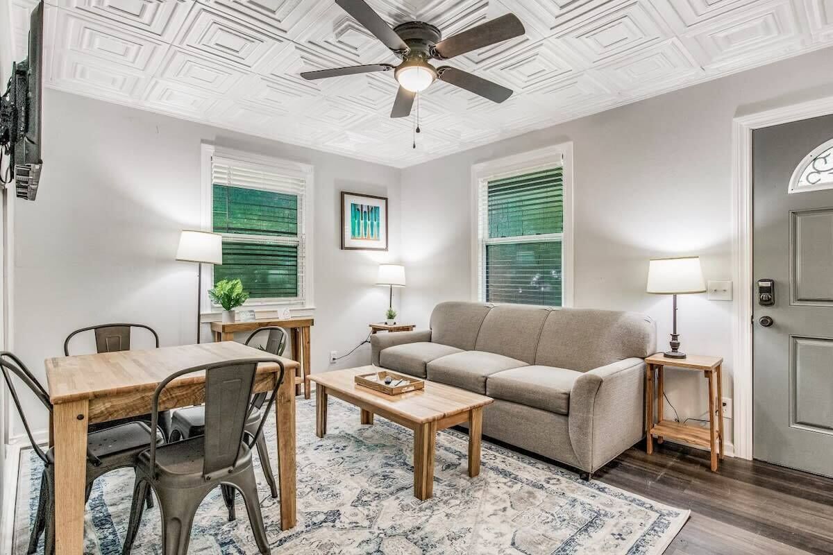 Mins to Downtown! Carriage House - Pensacola Pearl