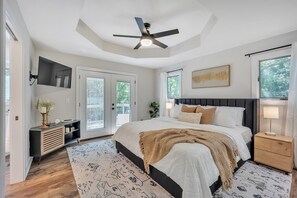 3 makuuhuonetta, työpöytä, silitysrauta/-lauta, vauvan matkasänky