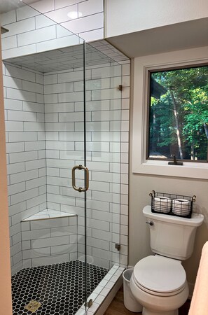 Ensemble baignoire-douche, séchoir à cheveux, serviettes fournies, savon