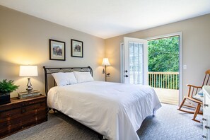 5 bedrooms, desk, iron/ironing board, free WiFi - Two Cabins in One: Relaxing Retreat w/ Balconies & Peaceful Setting (Pigeon Forge)