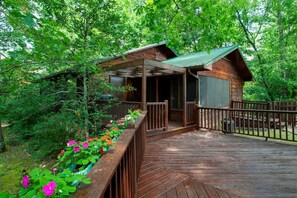 Terrace/patio - Two Cabins in One: Relaxing Retreat w/ Balconies & Peaceful Setting (Pigeon Forge)